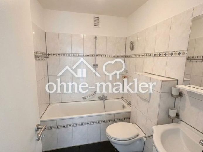 Gute Verkehrsanbindung bei einer 2-Zimmer-Wohnung mit Balkon – Foto 1