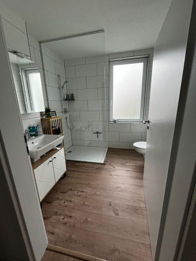 Modern & energieeffizient: 4 Zimmer mit großem Balkon und Blick ins Grüne – Foto 3