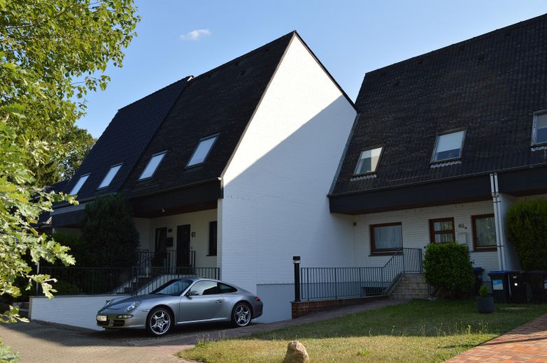 "Attraktives Reihenhaus" in "Weser"-Nähe, ruhige Lage, im schönen "Bremer Norden" – Zufahrt Vorderansicht RH