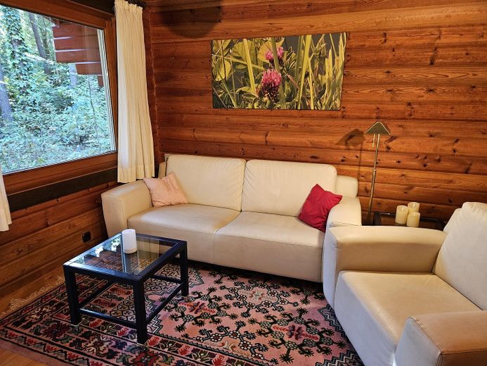 Deux maisons en rondins dans la forêt, location de vacances et habitation dans la réserve de biosphère de l’Elbtalaue – Sitzecke rotes Haus