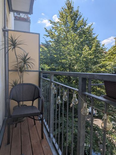 Friedrichshain'de balkonlu bakımlı 2 odalı eski bina dairesi – özelden, komisyonsuz – Balkon mit Blick in die Bäume