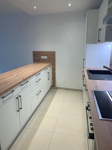 Appartamento con 3 locali, bella cucina componibile e ampio balcone in affitto! – Küchenzeile mit Theke