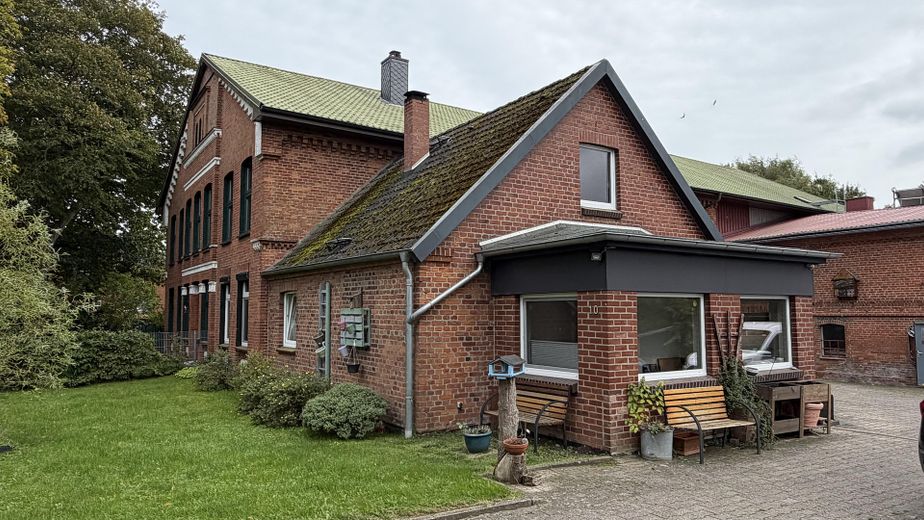 Resthof mit Nebengebäude und bebauugsfähigem Grundstück – Frontansicht