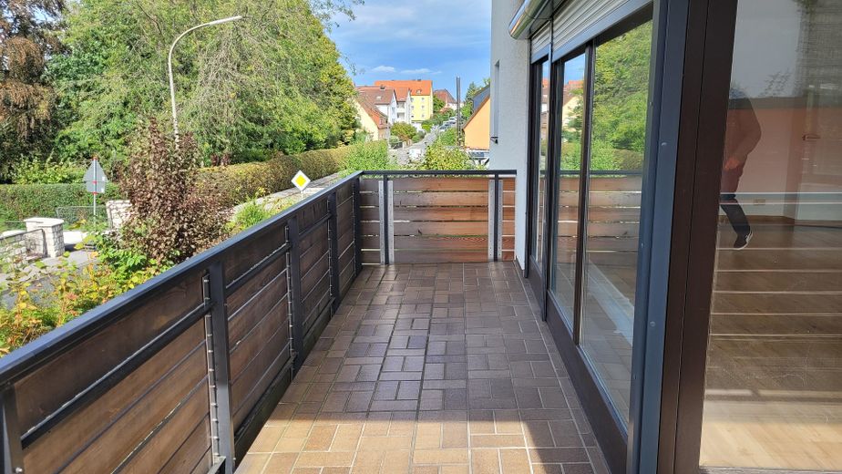 Güzel, aydınlık, yeni yenilenmiş 3 odalı daire – Balkon