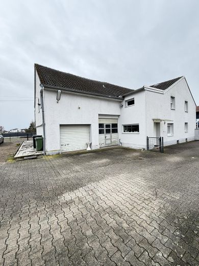 1–2 Familienhaus mit ca.300 m² Wfl.auf großzügigem 1.050-m²-Grundstück–ideal für Wohnen und Arbeiten – Einfahrt Garage 