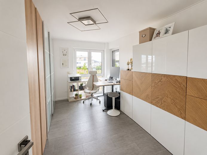 Elegancki nowy dom rodzinny w Hochheim | 156 m² | 6 pokoi | Ogród i taras na dachu – Arbeits- oder Kinderzimmer 
