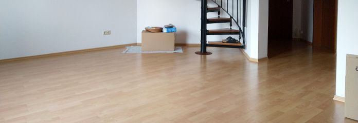 4-комнатная двухуровневая квартира, 2 ванные комнаты, кухня, балкон, подвал, подземное парковочное место ***без комиссии*** – Wendeltreppe ins DG, Flur
