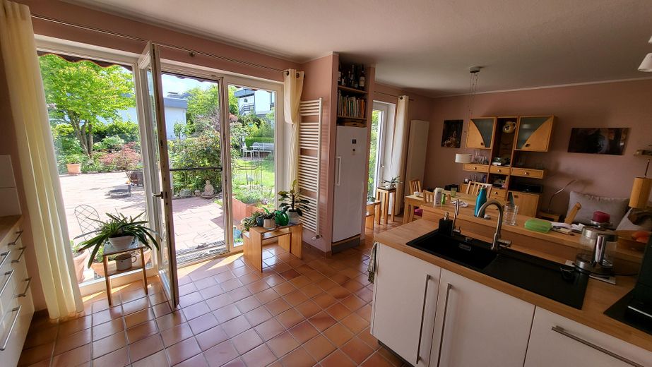 Maison d’architecte située sur un versant calme avec espace séparé pour bureau/cabinet (appartement indépendant) – Wohnküche