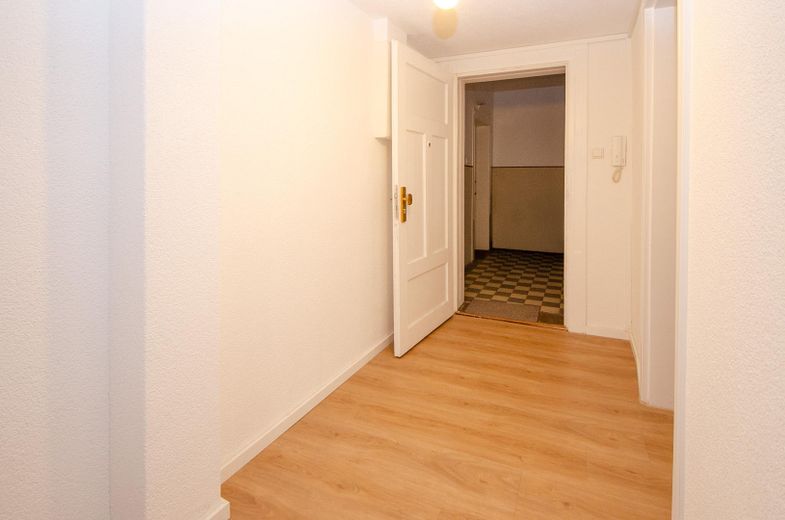 Sin comisión: apartamento de época renovado de 2 habitaciones en Schulstraße – Diele