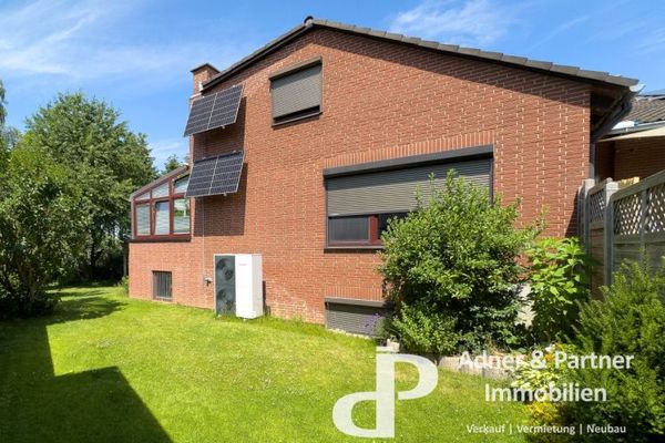 **PORZIONE DI BIFAMILIARE CON GIARDINO D’INVERNO E POMPA DI CALORE AI MARGINI DI SCHWÜLPER**