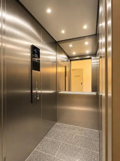 Neuwertige 3-Zimmer-Wohnung mit Balkon, zwei Bädern & TG-Stellplatz – Aufzug