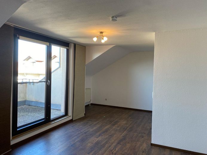 Helles 1-Zimmer-Dachgeschoss-Apartment mit großer Dachterrasse in der Nähe des UKGM – Wohnraum