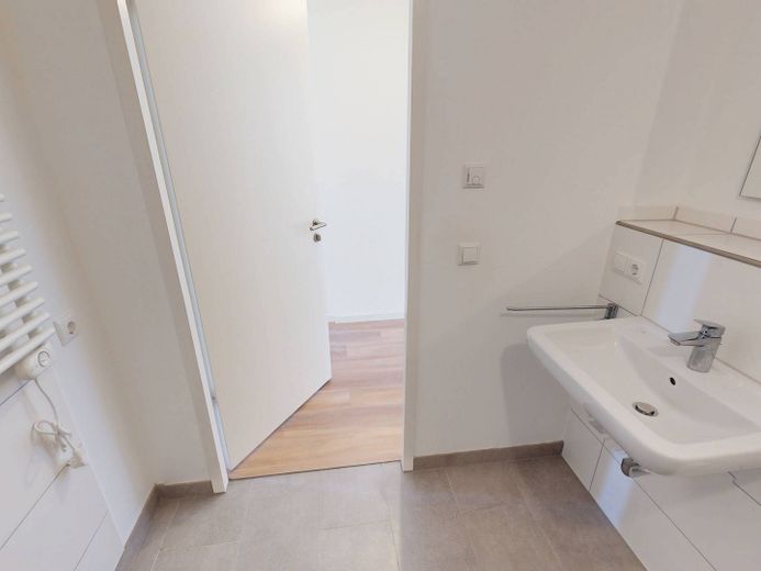 Modern wonen: lichtrijk nieuwbouwappartement met 3 kamers, balkon en inbouwkeuken – Ansicht II: Bad