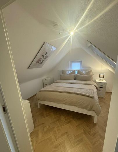 Stilvolle und möblierte 2-Zimmer-Wohnung in Stuttgart-West (flexible Befristung möglich) – Schlafzimmer