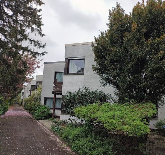 Großzügiges Reihenmittelhaus mit 222m² in Muffendorf, Einliegerwohnung und sonnigem Atriumgarten – Hausansicht Frühsommer