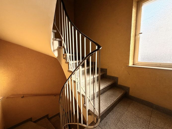 Viel Raum für Familie oder Investment – leere 4 Zimmer-Wohnung + PROVISIONSFREI + – Treppenhaus