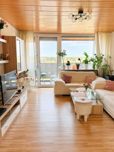 Senza commissione: luminoso appartamento di 3 locali in posizione tranquilla con vista aperta – Wohnzimmer