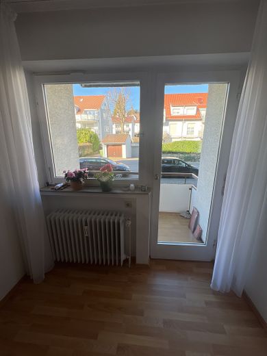 2,5 Zi-Wohnung Hochparterre mit Nord und Süd Balkon in ruhiger Lage, Tiefgarage, geringe Nebenkosten – Essbereich, Zugang Balkon Nord