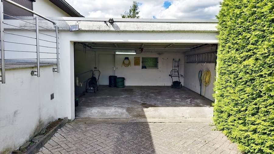 Bröckel - großes Familienhaus mit hohem Freizeitwert, Vollkeller und Garage – große Garage