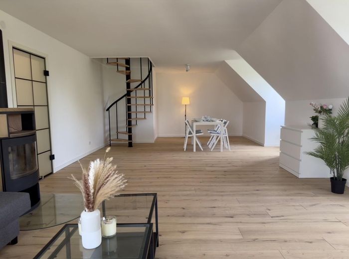 Frisch sanierte 3-ZKB Maisonette mit 2 Balkonen, Tiefgarage, Kamin in ruhiger Lage - Provisionsfrei – Foto 2
