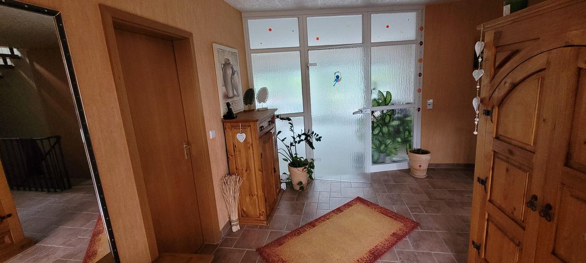 Familienfreundliches Einfamilienhaus mit Doppelgarage und großem Grundstück in Kusey – Eingangsbereich - EG