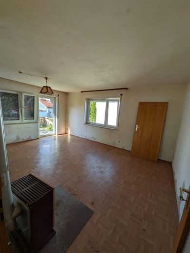 Sanierungsbedürftiges 2-Familienhaus in ruhiger Lage mit großem Garten – Foto 3