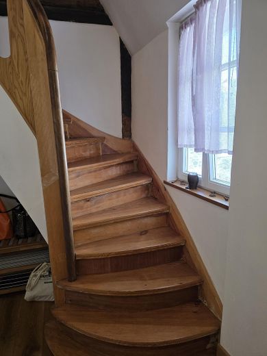 Traumhafte 3-Zimmer Dachgeschosswohnung im aufwendig sanierten Kulturdenkmal – Aufgang zur Wohnung