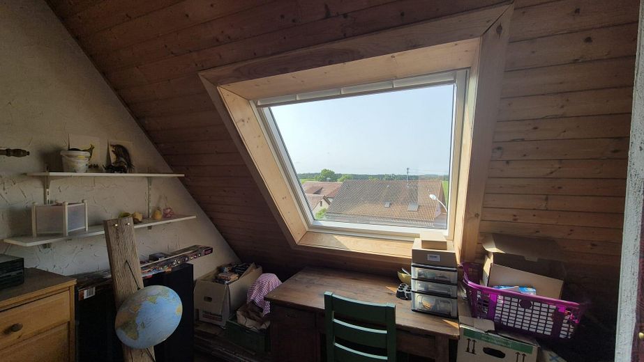 Ruhig gelegenes Einfamilien- / Zweifamilienwohnhaus mit sonnigem Garten – Zimmer DG