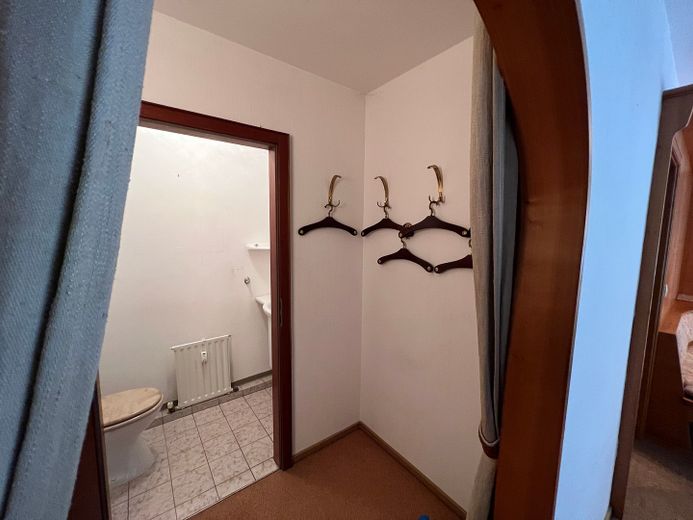 Geothermie - Pullach - helle, große Wohnung auf parkähnlichem Grundstück – Garderobenbereich vor Gäste-WC