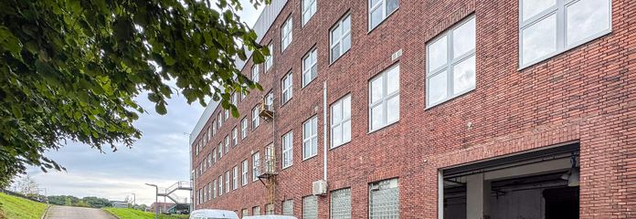 ALMACÉN – 460 m² – TRANSITABLE – ¡IDEAL PARA EMPRESAS ARTESANALES! – PLAZA OPCIONAL – SERVICIO DE SEGURIDAD – Einfahrt zur Lagerfläche - Au