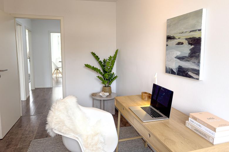 Apartament zamkowy nad Jeziorem Bodeńskim – osobne wejście, szybki internet do pracy z domu, dostępny od zaraz – Office mit viel Licht!