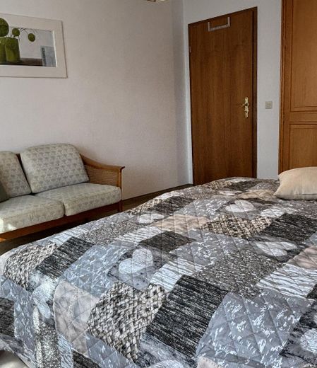 Großzügige, stilvoll möblierte 4-Zimmer Wohnung in Südlage zu vermieten – SZ: Gemütlich und praktisch