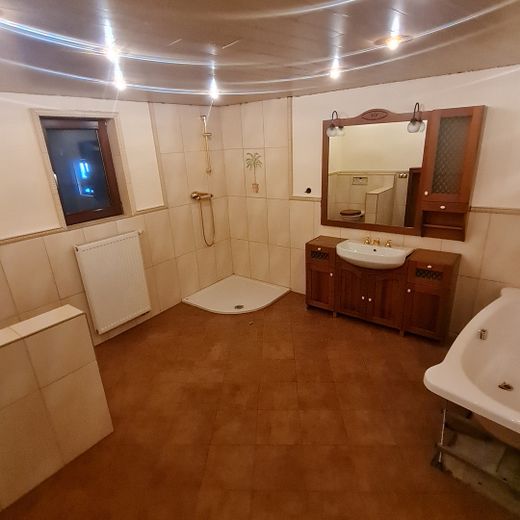 مزرعة ريفية: منزل سكني يضم وحدتين سكنيتين وإسطبلات – الصورة 11
