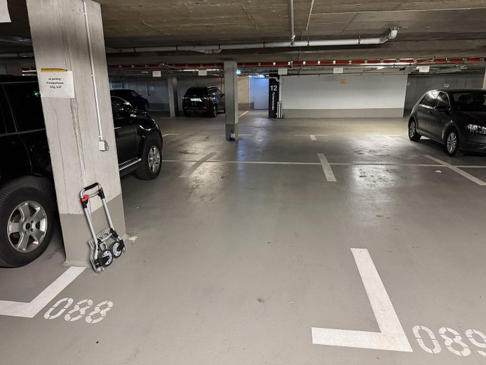 SIN COMISIÓN - Ubicación privilegiada / Moderno apartamento de 2 habitaciones (año de construcción 2018) con terraza, cocina y plaza de garaje subterráneo – Tiefgaragenstellplatz