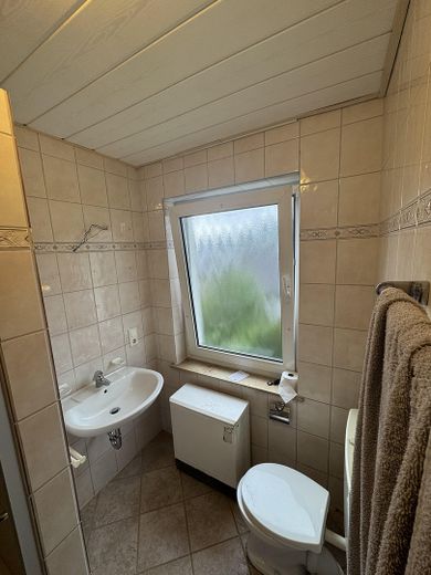 Centralnie położone mieszkanie o powierzchni 55 m² w Balve – blisko do wszystkiego i komfortowe warunki do życia – Bad