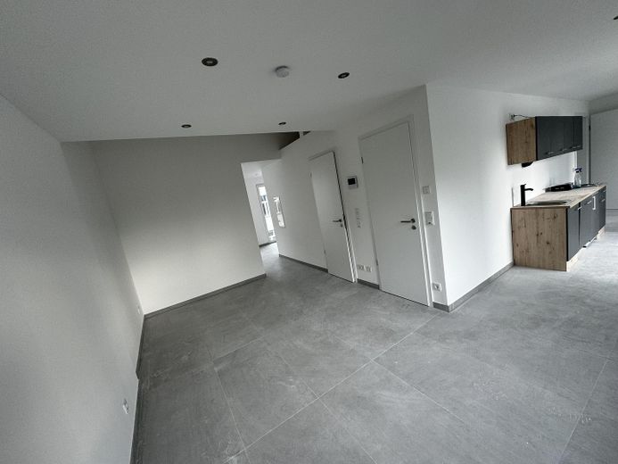 Appartement penthouse chic avec balcon à Alt Mülheim, construction neuve – Wohnen 