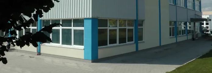 Afzonderlijk of gecombineerd: kantoor-, opslag- en productieruimten (550/440/105 qm)! – Südostseite mit Büros in OG+EG