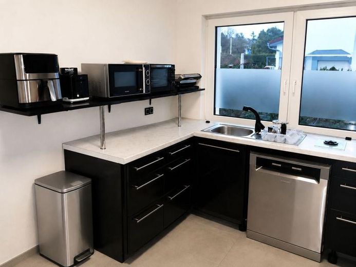 127 m² PRIVATES WOHNEN MIT EIGENEM POOL & GARTEN – 2 GARAGEN + 1.920 € KALTMIETEINNAHMEN – Hochparterre  Küche