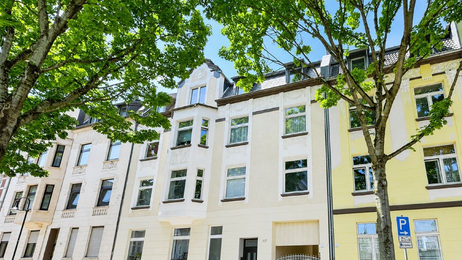 Immeuble ancien à aimer – appartement lumineux de 2 pièces avec balcon et garage dans un emplacement privilégié en centre-ville – Hausfront