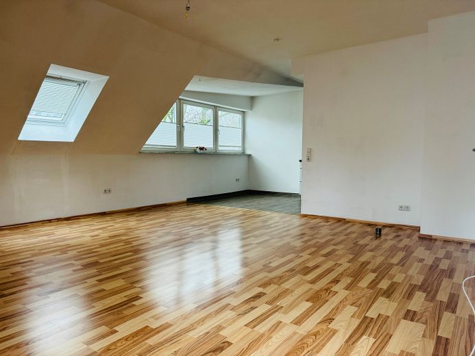 Bezugsfreie, helle 3 Zimmer Wohnung mit großer Dachterrasse, Stellplatz & Nähe S-Bahn – Blick Wohnzimmer in die Küche