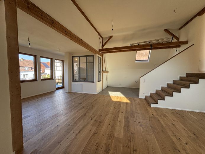 Vida única: loft con balcón soleado y jardín privado – Wohn-/ Essbereich