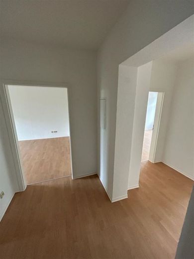 Großzügige 3-Zimmer mit Einbauküche, Balkon, Wannenbad und Laminat in zentraler Lage! SP mgl. – PHOTO-2023-10-20-10-08-26