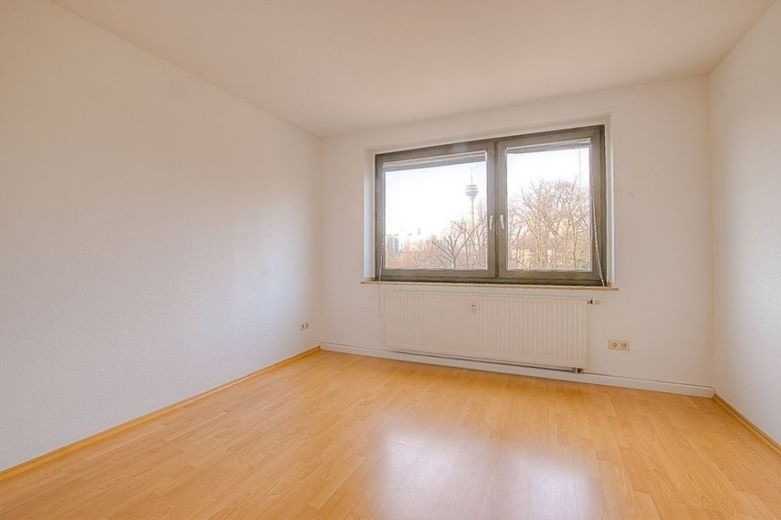 Exklusive Wohnung in der Carlstadt mit 4 Zimmern und Blick auf den Schwanenspiegel – Raum 2