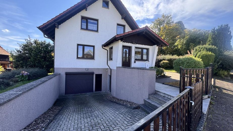 Frontans. m. Garageneinfahrt