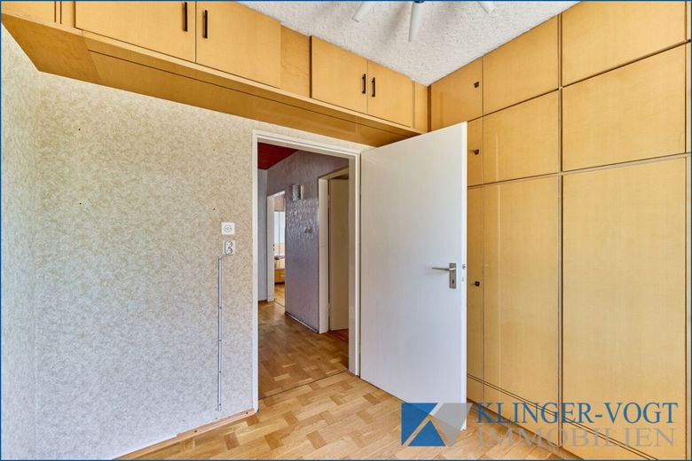 Sanierungsbedürftige Doppelhaushälfte mit Garten, Balkon und Garage – Ankleide?