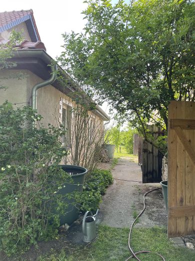 Dream property with house in the Uckermark – right in the biosphere reserve, water and forest – Durchgang zw. Haus u. Scheune