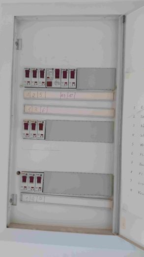 Bellissimo appartamento di 2 locali più studio e posto auto sotterraneo a ER-Tennenlohe – Elektroverteilung