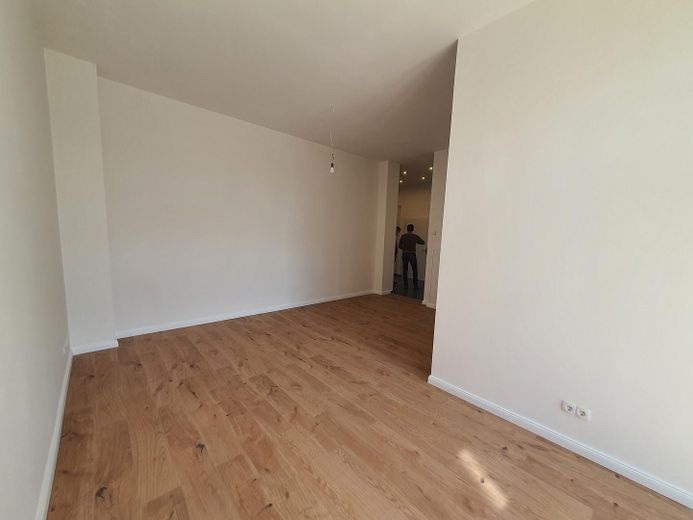 Wohnzimmer mit Balkon + Garten