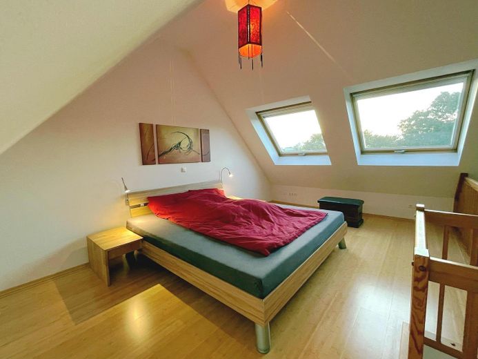 Helle voll möblierte Maisonette-Wohnung auf 2 Ebenen in ruhiger Lage in Hamburg-Eidelstedt – Einrichtung in der Galerie