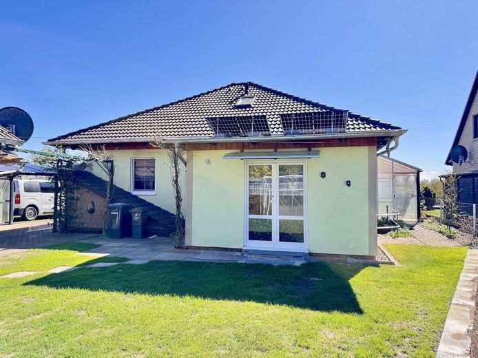 HORN IMMOBILIEN + Einfamilienhaus mit Einbauküche, Doppelgarage und Keller in Krugsdorf bei Pasewalk – Nutzen Sie Ihre Chance!